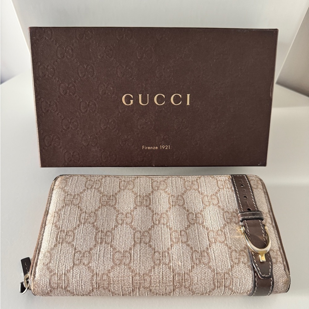 Authentic GUCCI GG Supreme Wallet - Picture 2 of 11